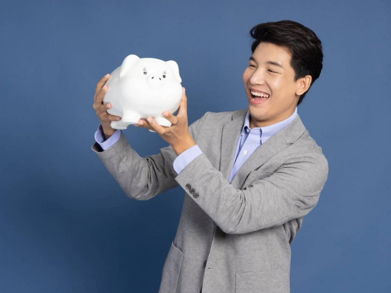 他從月光族翻身存到1桶金，只需2年半...1個月飲料就花3千元，還在喊沒錢投資！加速財富自由「只要做對3件事」